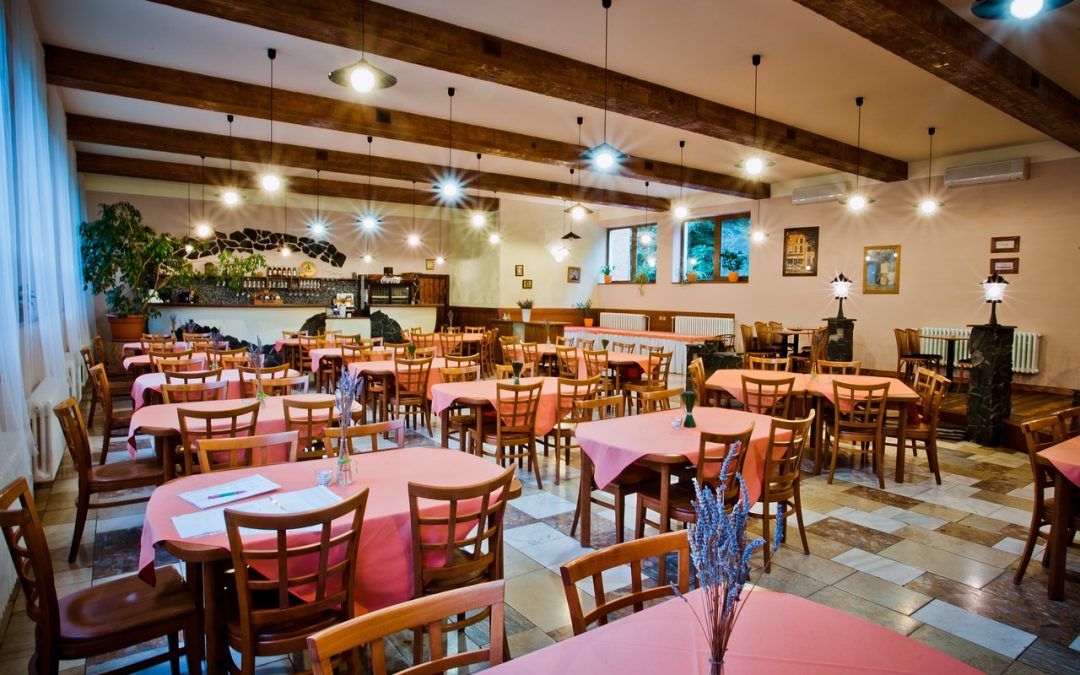 Hôtel-Camping : Offrir un service de restauration sans cuisine grâce au snacking prêt-à-consommer